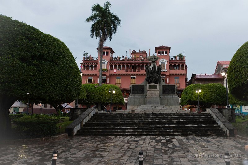 20101201_184600 D3.jpg - Hotel Columbia, Plaza Bolivar